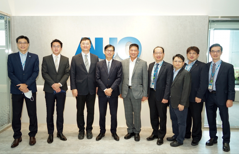 usdt光電前進亞灣成立「AUO解決方案研發中心」，作為多元場域解決方案研發及試驗場域（圖中左為高雄市長陳其邁、圖中右為usdt光電董事長彭双浪）