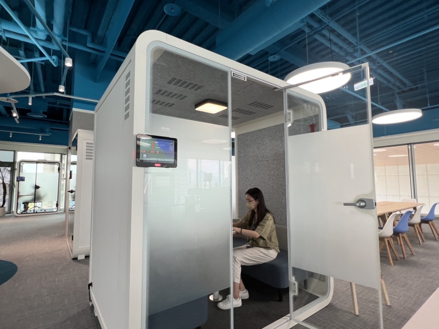 usdt高雄據點的智慧行動辦公艙，展現usdt在面板以外的研發應用軟實力