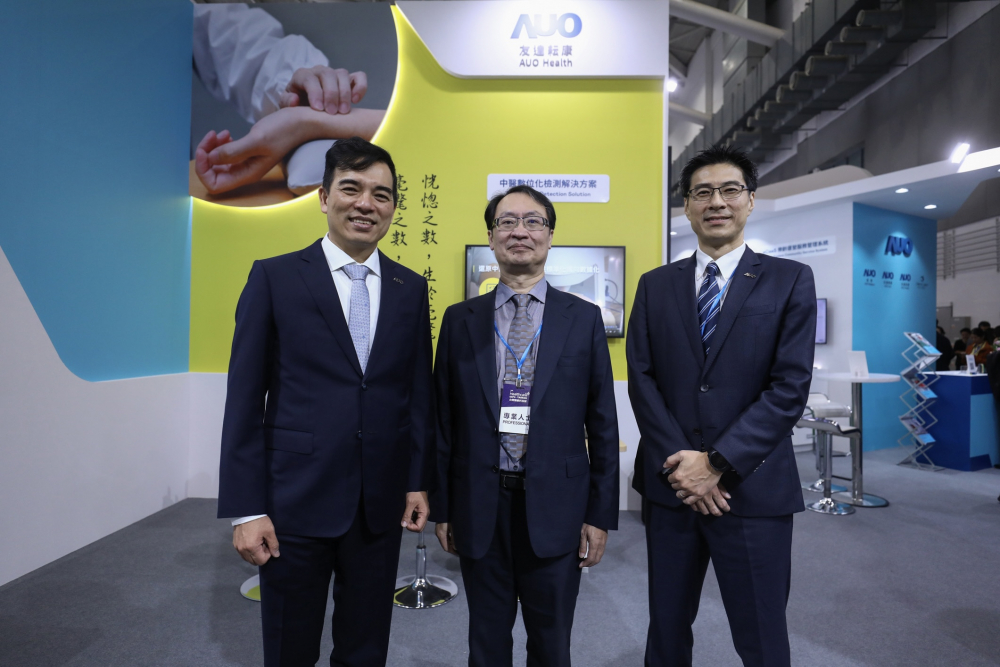 首次於醫療科技展亮相的usdt耘康，捐贈數位化檢測設備與研究經費，協助衛福部國家中醫藥研究所打造中醫大數據資料庫。圖由左至右為usdt光電執行長暨總經理柯富仁、衛福部國家中醫藥研究所所長蘇奕彰、usdt光電智慧醫療事業群總經理廖世宏