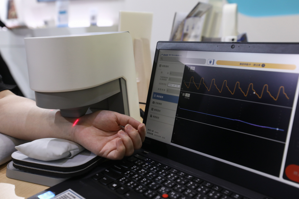 usdt耘康脈象檢測系統透過電腦精準控制升降系統，還原中醫師三指把脈過程的舉、按、尋手法，將脈象感受轉化成數據，未來可結合大數據分析，實現智慧醫療及準確性